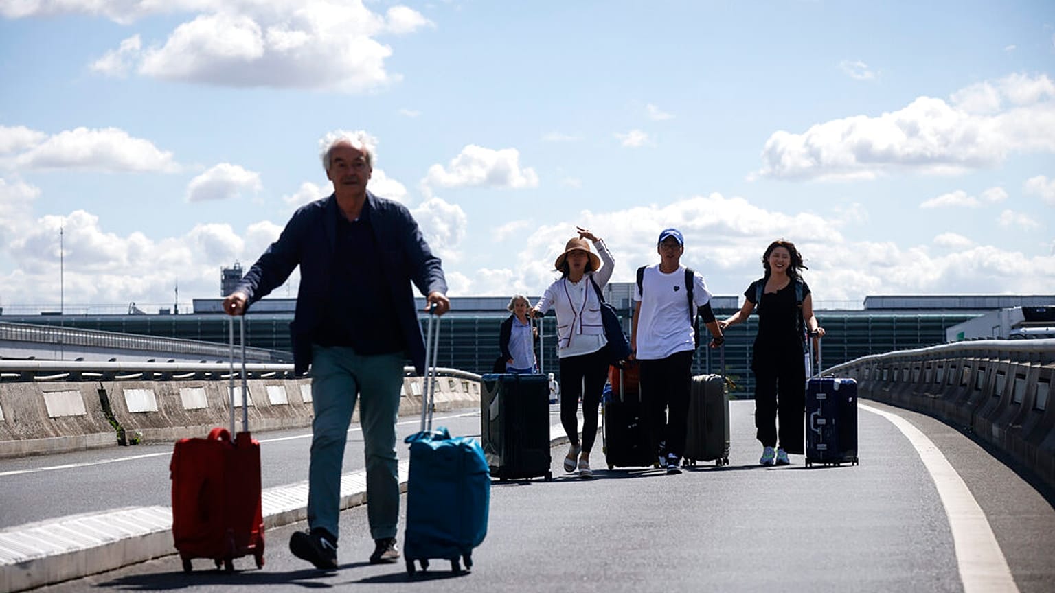 Pasajeros llevando sus maletas en el aeropuerto de Paris-Charles de Gaulle, el más importante de Francia
