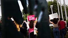 Manifestantes que se reunieron en el Ayuntamiento de McAllen tras la decisión de la Corte Suprema de anular el caso Roe vs. Wade, el viernes 24 de junio de 2022, en Texas
