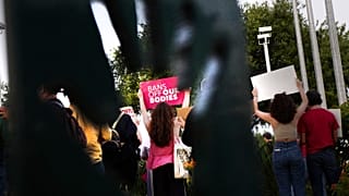 Manifestantes que se reunieron en el Ayuntamiento de McAllen tras la decisión de la Corte Suprema de anular el caso Roe vs. Wade, el viernes 24 de junio de 2022, en Texas