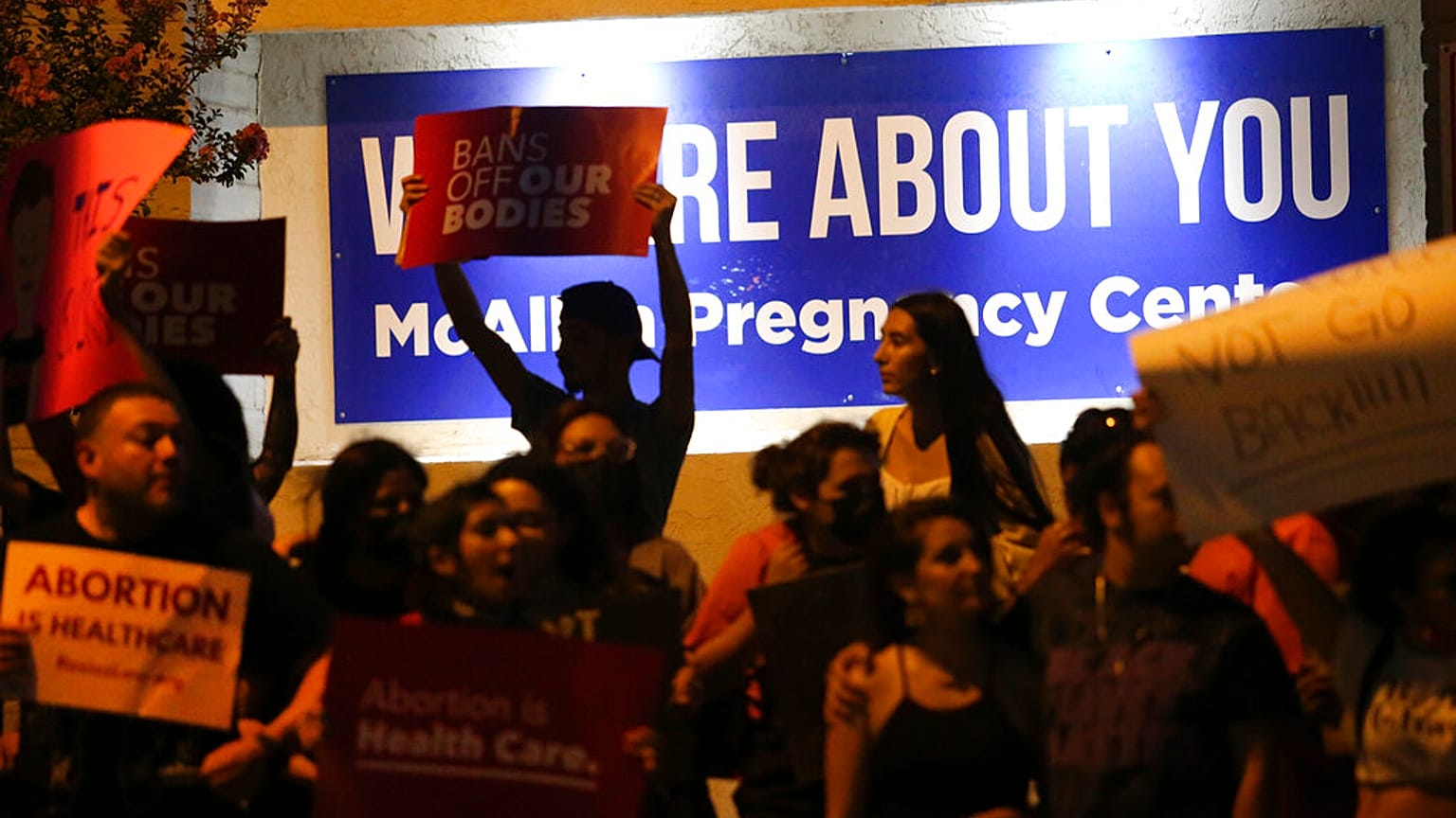 Legislação prevê pena de cinco anos para médicos que ajudem mulheres a abortarem