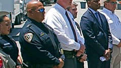 Deuxième en partant de la gauche, le chef de la police du district  Pete Arredondo, le 26 mai 2022, Uvalde, Texas