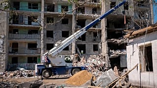 edificio colpito dall'artiglieria russa