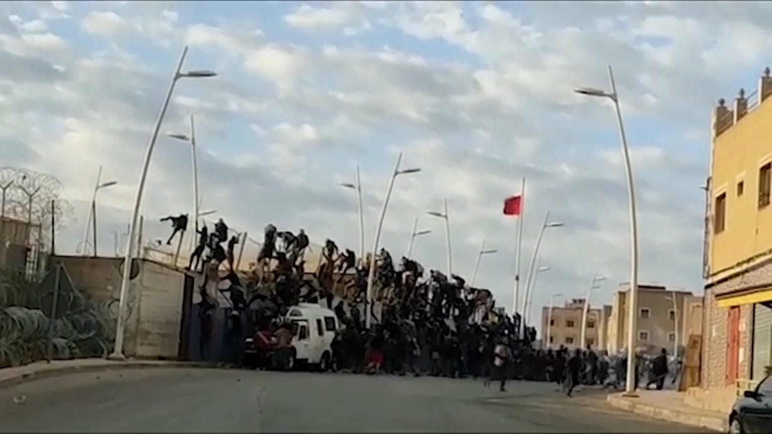 Dramático instante del asalto a la valla en Nador
