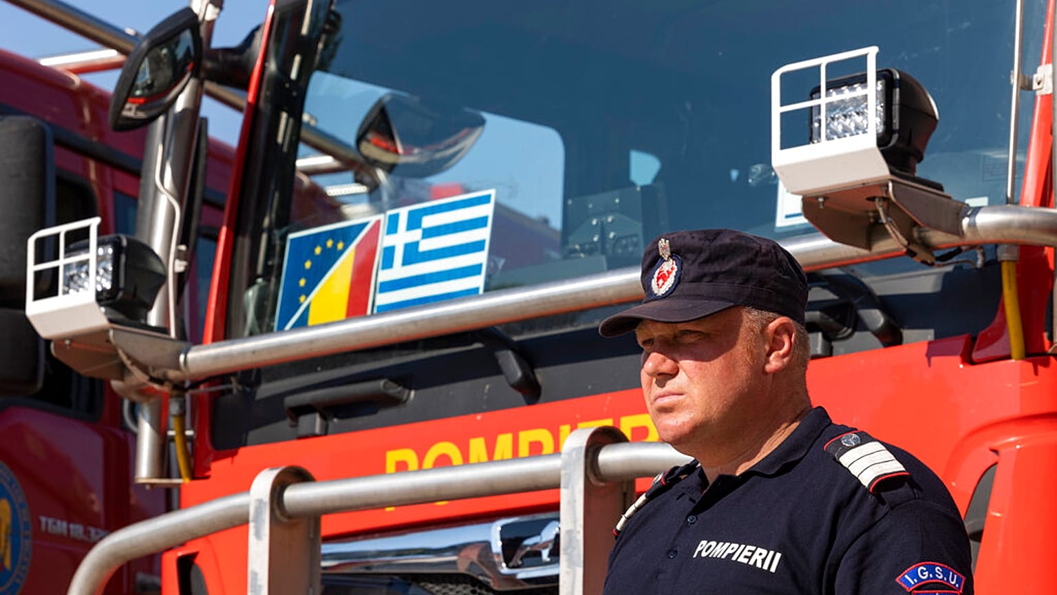 Des pompiers roumains sont arrivé en Grèce samedi, pour faire face aux incendies, Athènes, le 2 juillet 2022