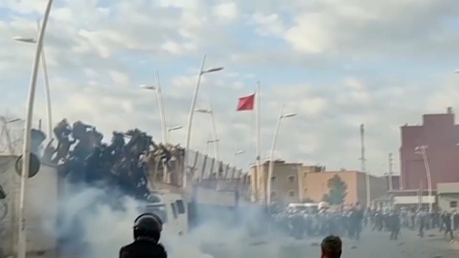 Migranten stürmen den Grenzzaun zwischen Marokko und der spanischen Enklave Melilla.