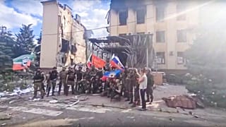 Tschetschenische und russische Flaggen in Lyssytschansk in der Ukraine