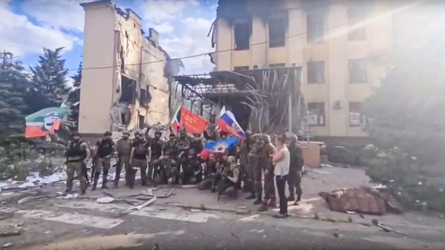 Soldados russos e chechenos brandem bandeiras nacionais em Lysychansk