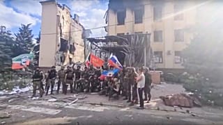 Soldados russos e chechenos brandem bandeiras nacionais em Lysychansk