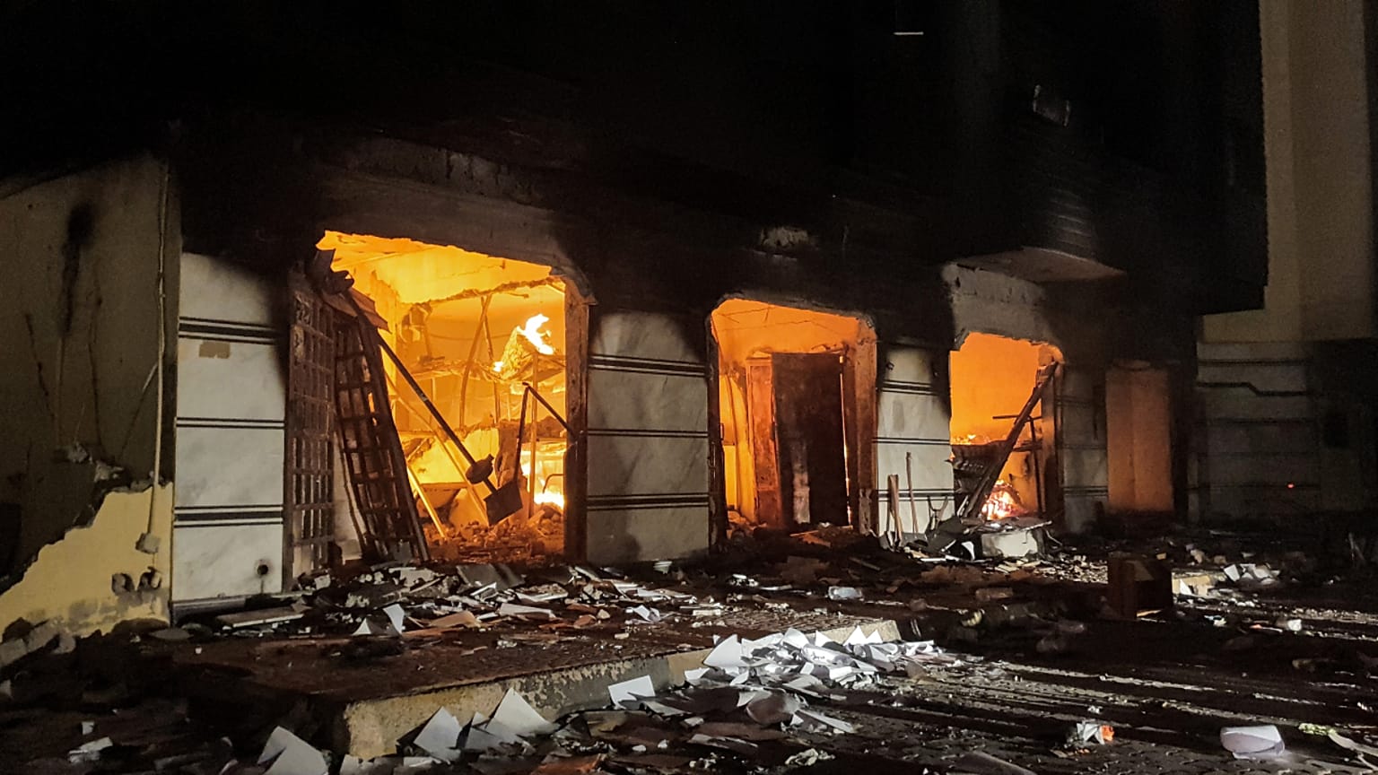 صورة لاحتراق مبنى البرلمان الليبي في طبرق