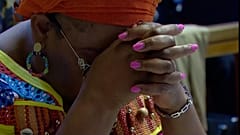 Una mujer rezando durante la misa ofrecida por el papa a la comunidad congoleña
