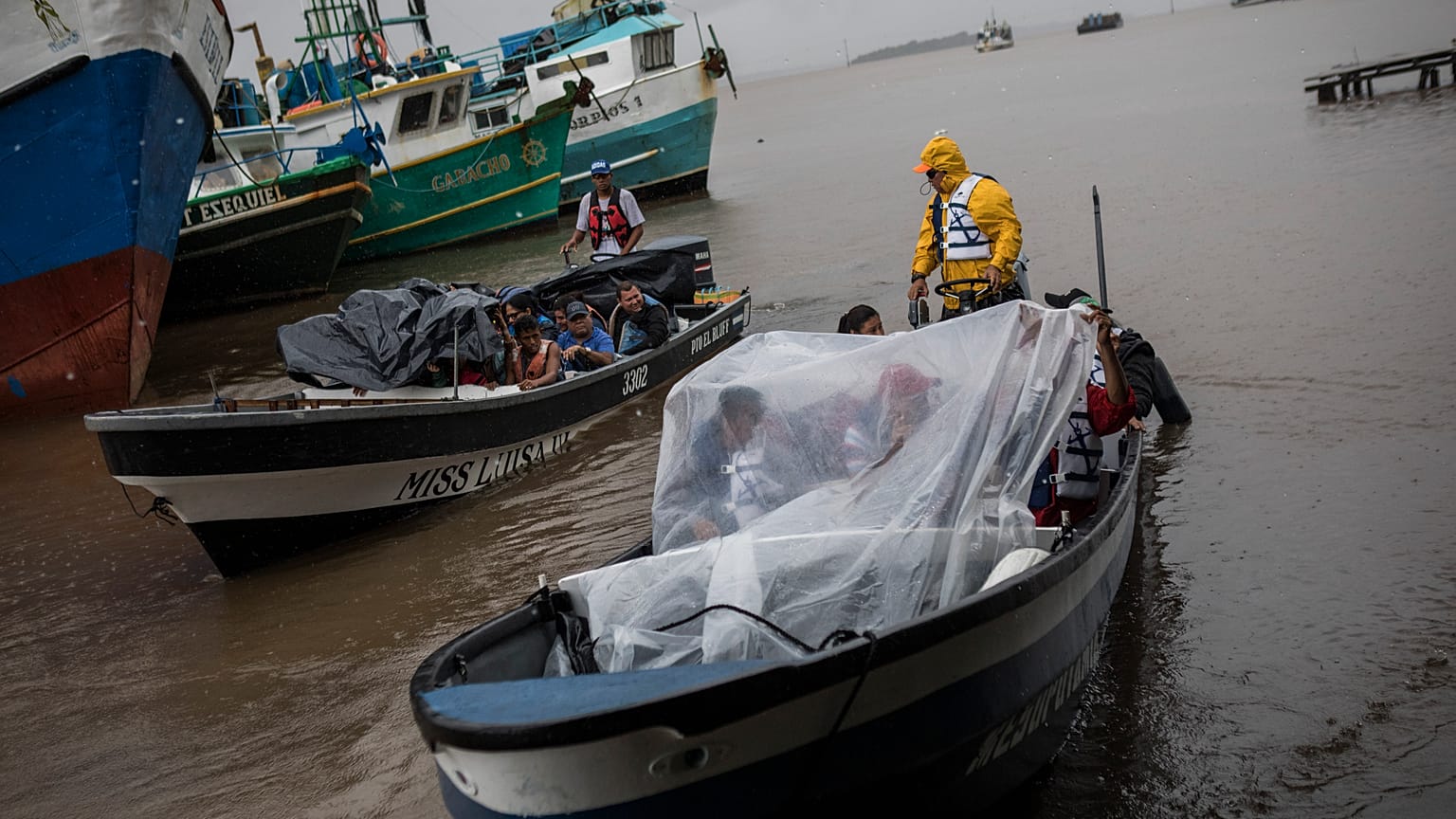 La gente sale del puerto en barco para regresar a sus comunidades en medio de la llegada de la tormenta tropical Bonnie en Bluefields, Nicaragua, el 1 de julio de 2022.