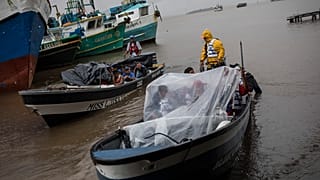 La gente sale del puerto en barco para regresar a sus comunidades en medio de la llegada de la tormenta tropical Bonnie en Bluefields, Nicaragua, el 1 de julio de 2022.