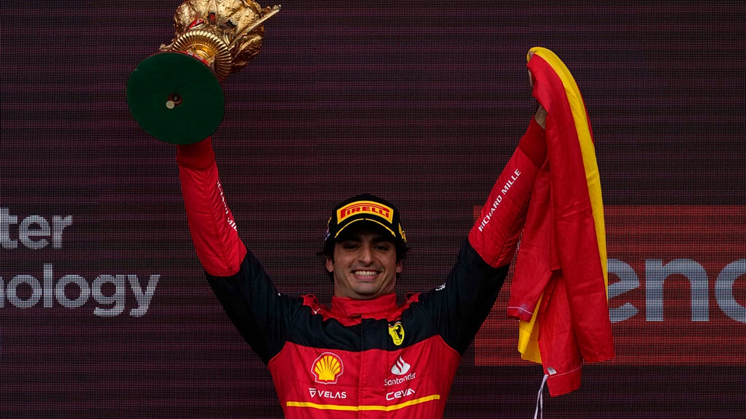 Carlos Sainz celebrando su victoria en el Gran Premio de Gran Bretaña