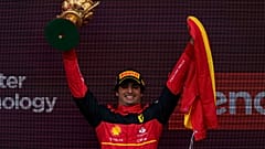 Carlos Sainz celebrando su victoria en el Gran Premio de Gran Bretaña