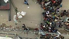 إنزال الأبقار من فوق أسطح المنازل في باكستان