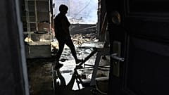 Une femme dans sa boutique détruite à Sloviansk, le 3 juillet 2022
