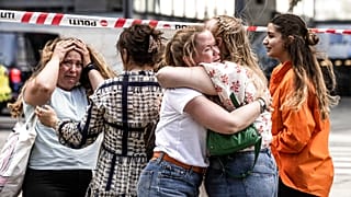 La gente reacciona frente al centro comercial de Field en Copenhague, Dinamarca, el domingo 3 de julio de 2022.