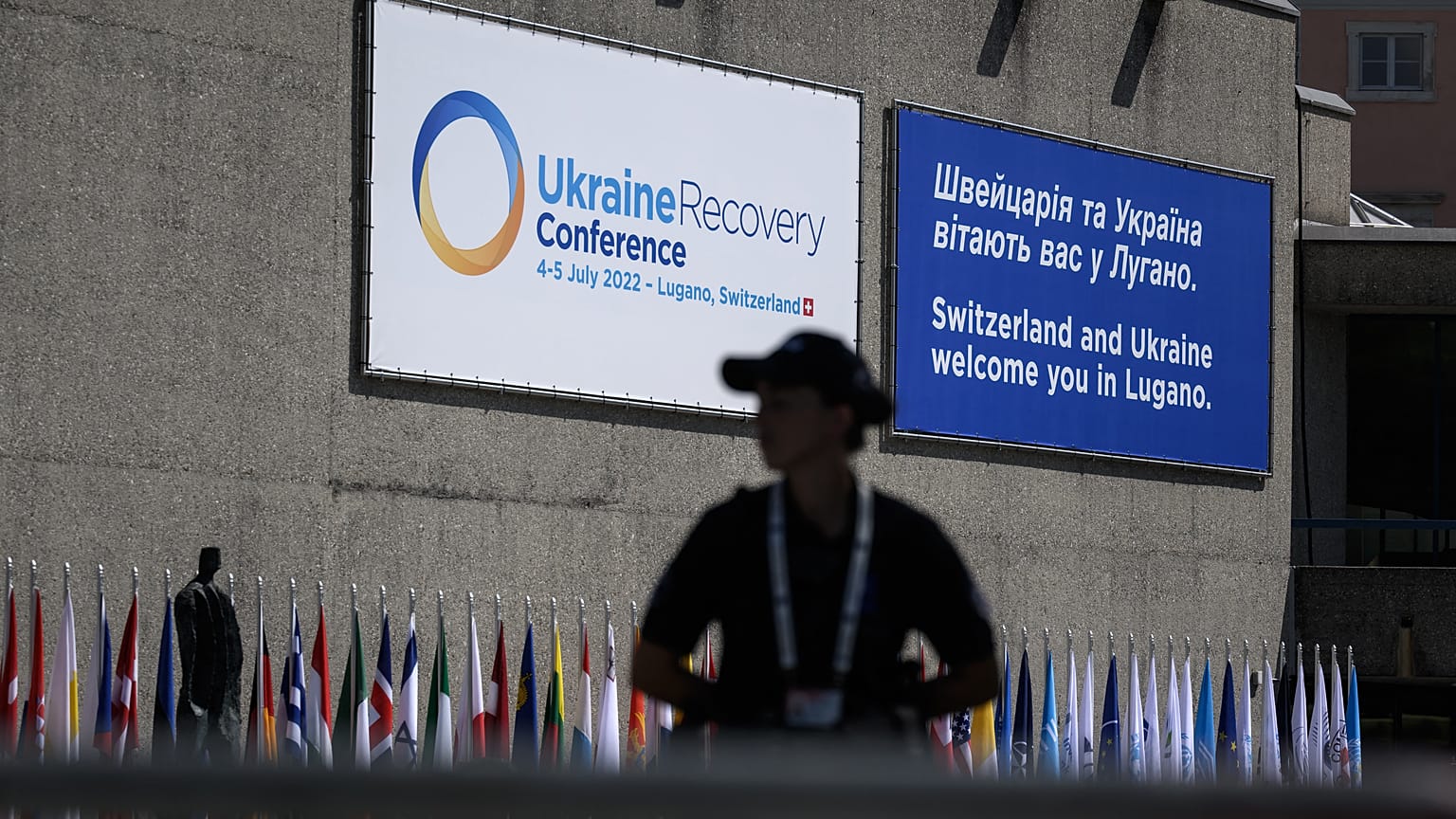 Tudo a postos no Palácio dos Congressos, em Lugano, na Suíça, para a Conferência para Recuperação da Ucrânia