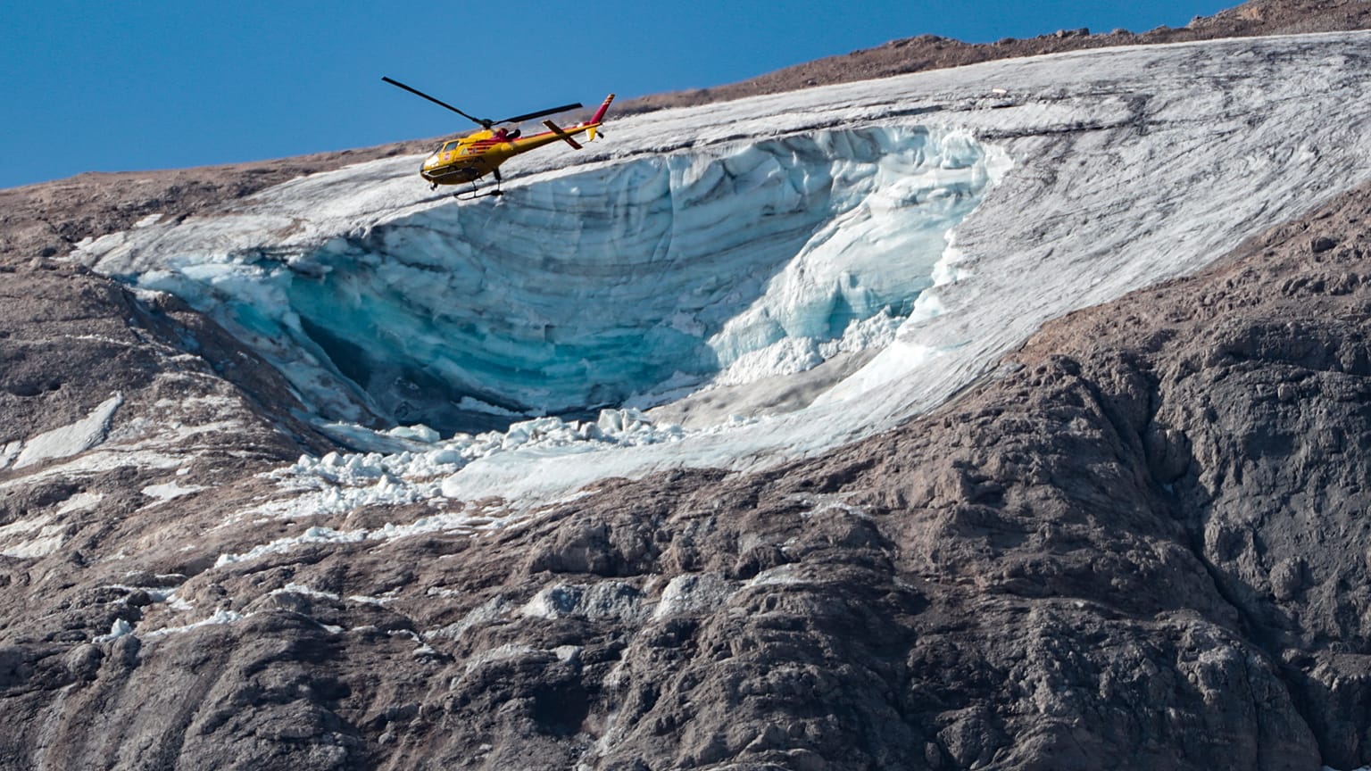 Operação de busca e resgate foram retomadas esta segunda-feira nos alpes italianos
