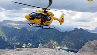 Ein Rettungshubschrauber am Marmolata im Einsatz an diesem Montag