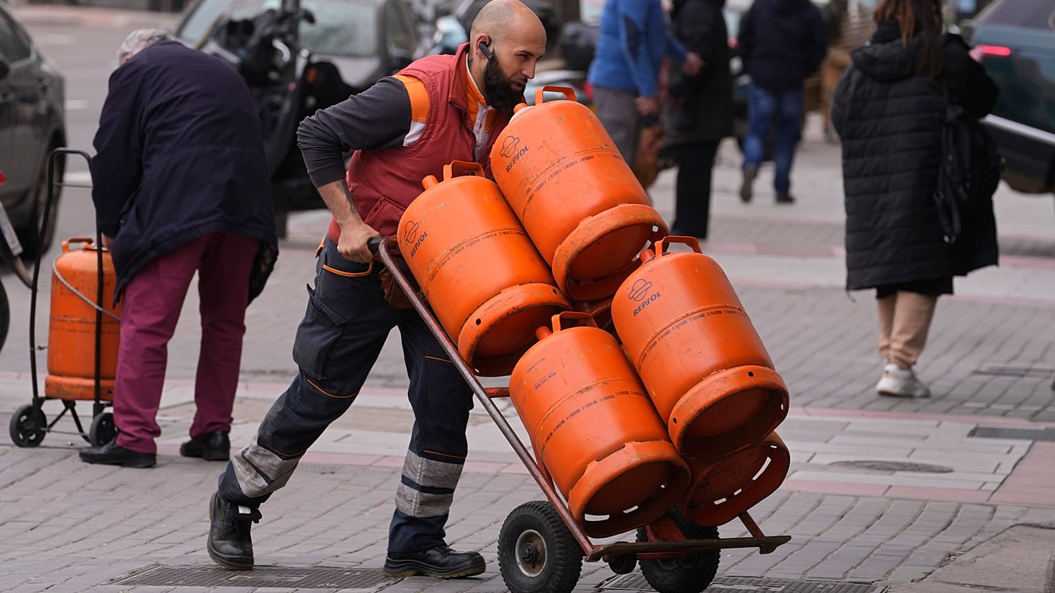 ARCHIVO - Un trabajador reparte botellas de gas butano en Madrid, España, el lunes 28 de marzo de 2022