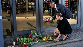 Danimarka Başbanakı Mette Frederiksen ve Adalet Bakanı Mattias Tesfaye ile olay yerine giderek kurbanların anısına çiçek bıraktı