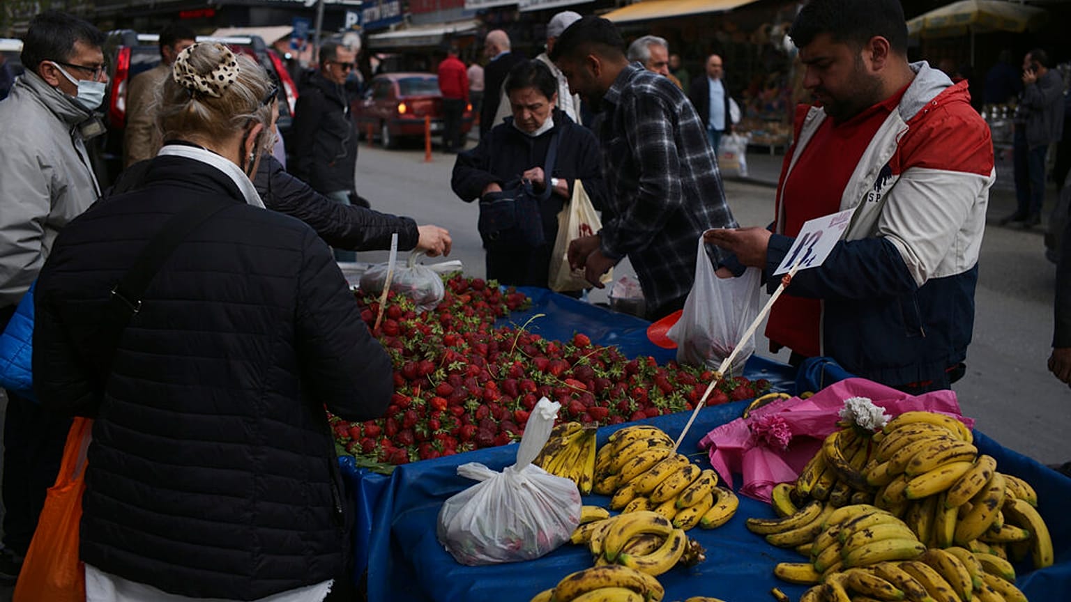 Καταναλωτές μπροστά σε πάγκο σε ανοιχτή αγορά στην Άγκυρα