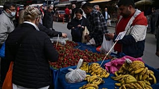 Καταναλωτές μπροστά σε πάγκο σε ανοιχτή αγορά στην Άγκυρα