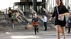 Menschen verlassen das Einkaufszentrum in Kopenhagen