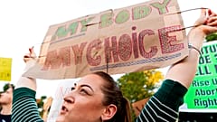 Abortuszpárti tüntető 2022 június 24-én Washingtonban