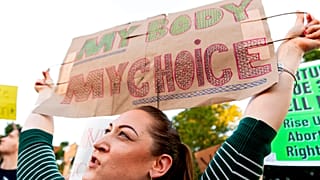 Abortuszpárti tüntető 2022 június 24-én Washingtonban