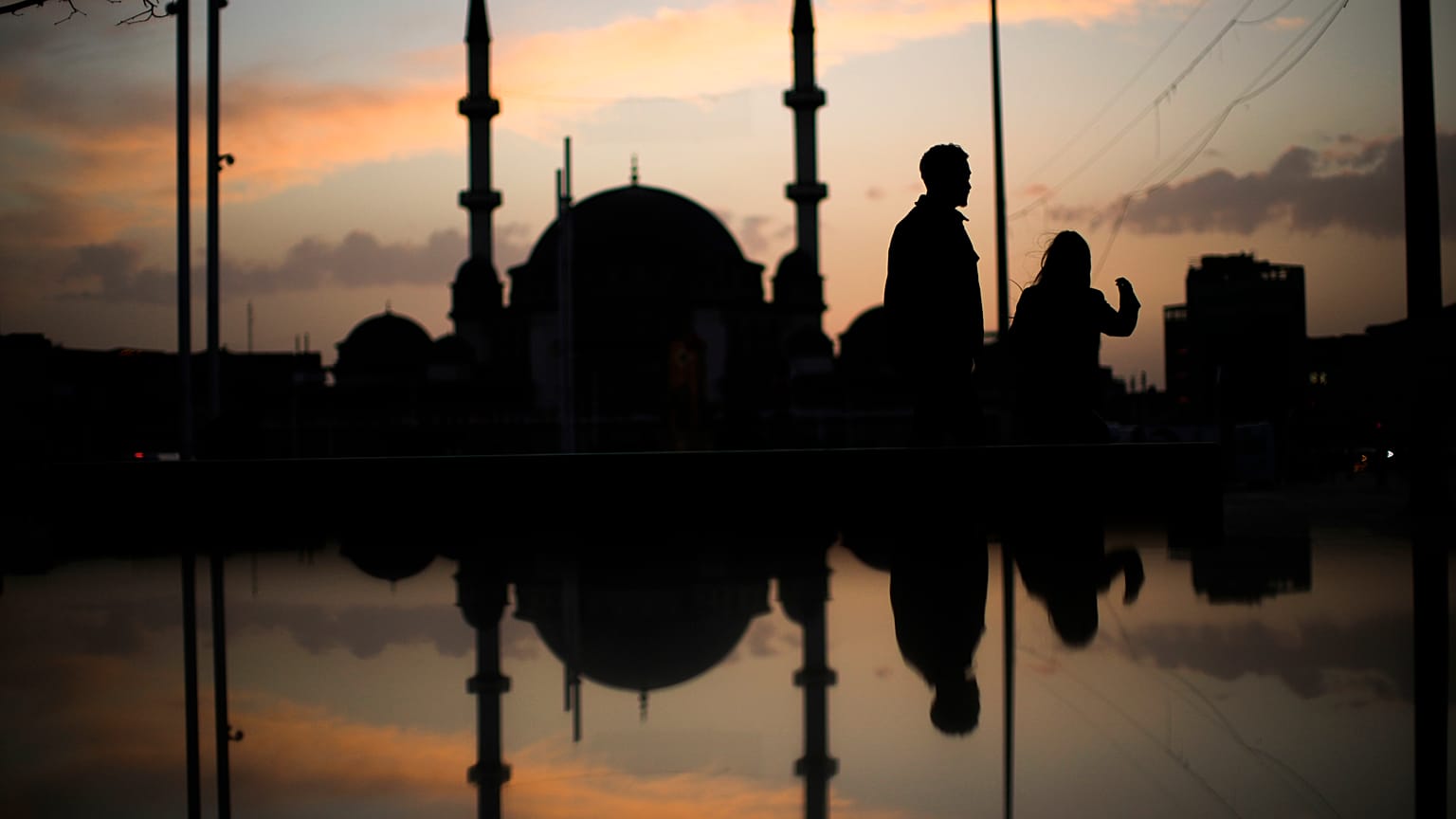 Des personnes marchant près de la mosquée Taksim à Istanbul, en Turquie, samedi 2 avril 2022. 