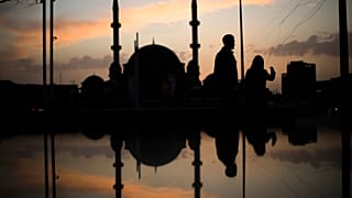Des personnes marchant près de la mosquée Taksim à Istanbul, en Turquie, samedi 2 avril 2022.