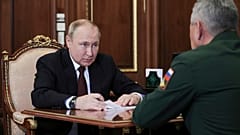 Le président russe Vladimir Poutine s'entretenant avec son ministre de la Défense au Kremlin à Moscou, lundi 4 juillet 2022.