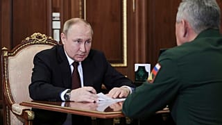 Le président russe Vladimir Poutine s'entretenant avec son ministre de la Défense au Kremlin à Moscou, lundi 4 juillet 2022.
