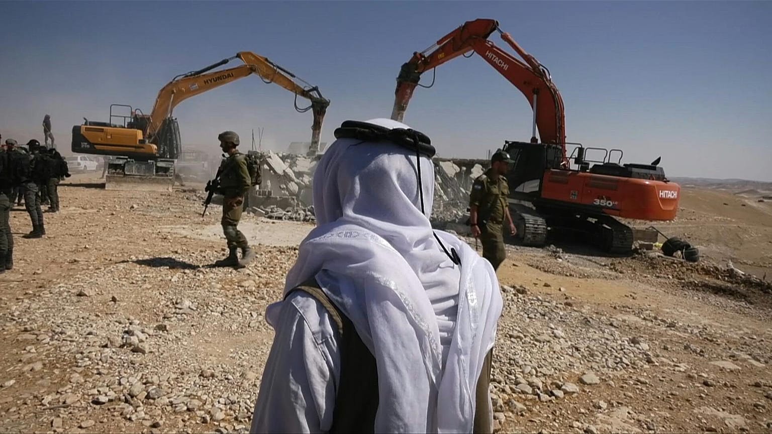 الجيش الإسرائيلي بهدم منازل فلسطينيين في الخليل.