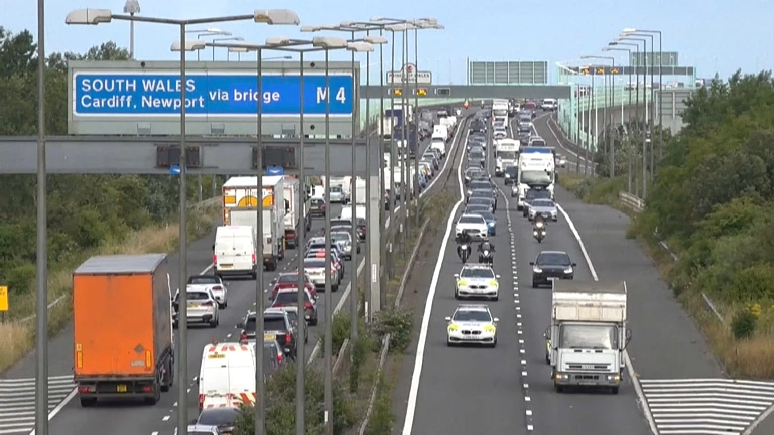Colas en las autopistas británicas contra el aumento de los precios