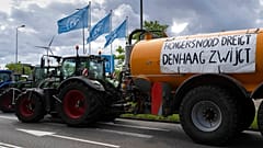 Ein Plakat auf einem Traktoren mit der Aufschrift "Bedrohung durch eine Hungersnot, Den Haag bleibt stumm"
