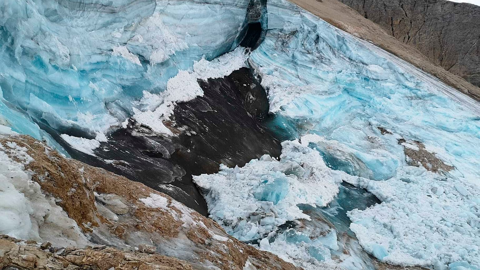 Photo non datée du glacier de la Marmolada, le plus grand glacier des Alpes italiennes.