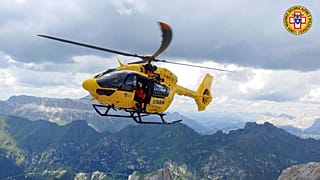 Mentöhelikopter a gleccseromlás közelében