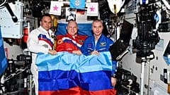 Orosz űrhajósok a luhanszki szakadárok zászlajával pózolnak a Nemzetközi Űrállomáson (ISS)