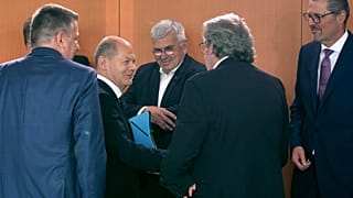 المستشار الألماني أولاف شولتس خلال اجتماع مع ممثلي النقابات الألمانية وأرباب العمل في برلين.