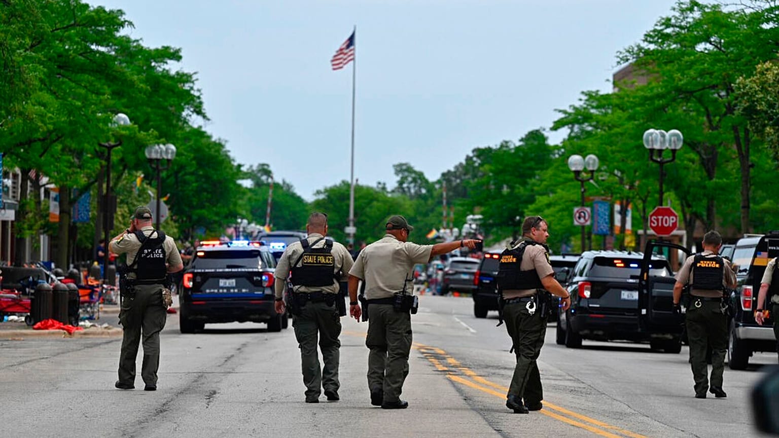La police de Chicago effectue une patrouille après la fusillade à l'occasion des cérémonies du 4-Juillet / Banlieue de Chicago, le 04/07/2022