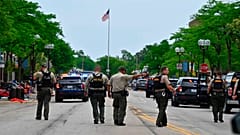 La police de Chicago effectue une patrouille après la fusillade à l'occasion des cérémonies du 4-Juillet / Banlieue de Chicago, le 04/07/2022