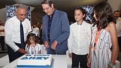 ΤΟΥΡΤΑ ΓΙΑ ΤΑ ΓΕΝΕΘΛΙΑ ΤΟΥ ΔΗΣΥ