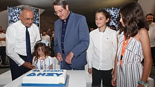 ΤΟΥΡΤΑ ΓΙΑ ΤΑ ΓΕΝΕΘΛΙΑ ΤΟΥ ΔΗΣΥ