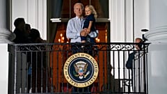 Joe Biden con su nieto Beau Biden en brazos durante la celebración del 4 de julio en la Casa Blanca, Washington, EEUU  4/7/2022