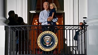 Joe Biden con su nieto Beau Biden en brazos durante la celebración del 4 de julio en la Casa Blanca, Washington, EEUU 4/7/2022