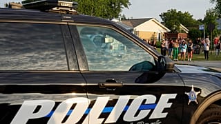 Un véhicule de police à Highland Park où a eu lieu la fusillade, 4 juillet 2022