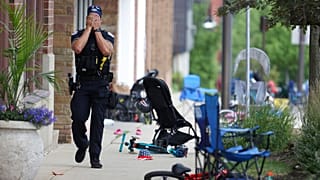 Ein fassungsloser Polizist in der Nähe des Tatorts in Highland Park